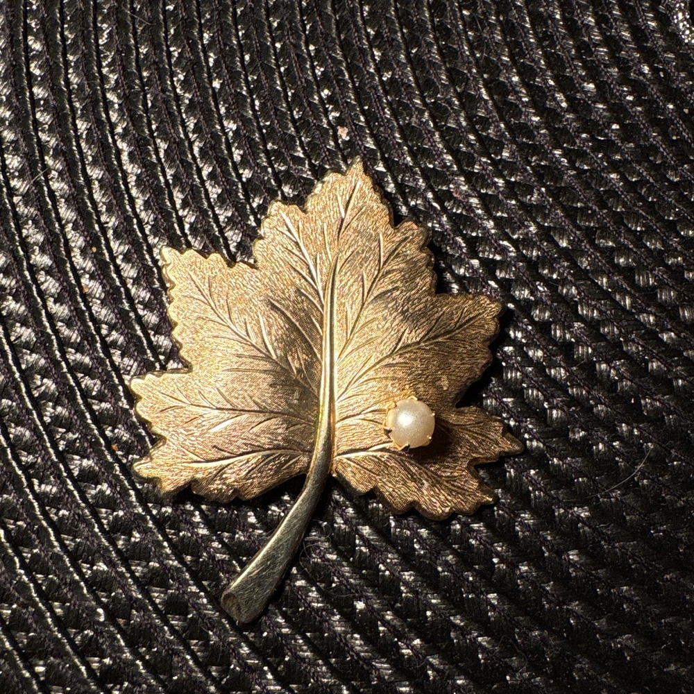 0104)  Vintage Sarah Coventry gold-tone maple leaf